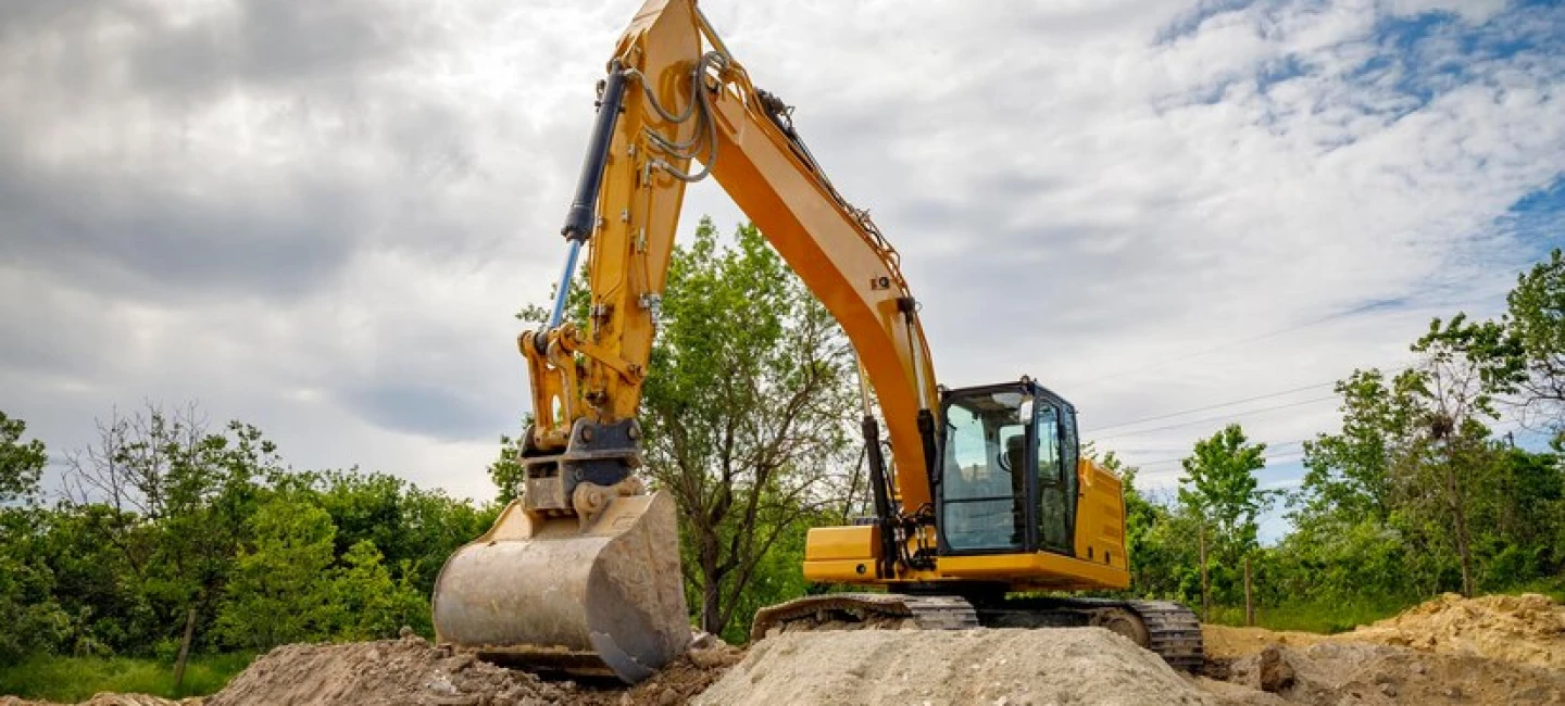 Slideshow Menyediakan Merek dan Jenis Alat Berat Terbaik dan Terkemuka Sesuai Kebutuhan Anda ~blog/2024/3/8/stopping yellow excavator rest construction site 904072 4518